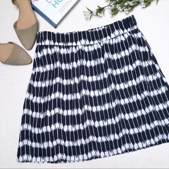 LOFT Dresses & Skirts - EUC Navy Blue & White Skirt LOFT Outlet Sz Medium